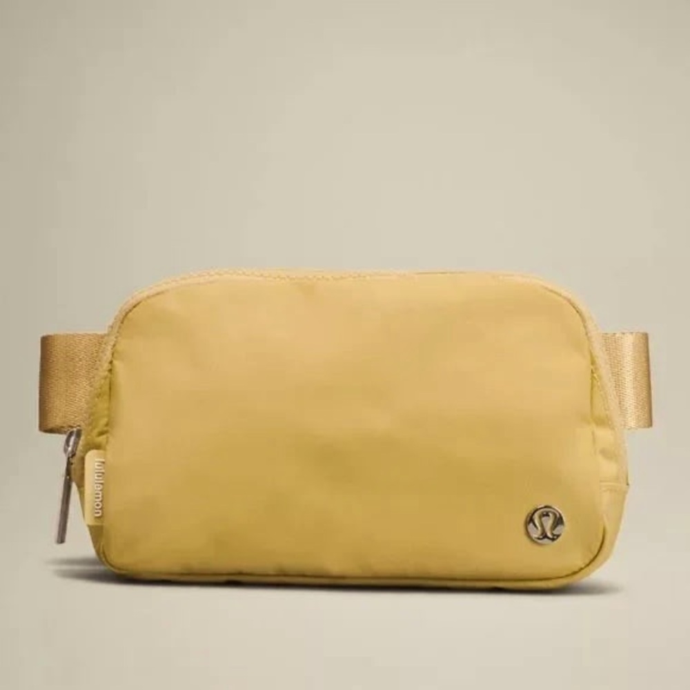 Lululemon Everywhere Belt Bag 1 liter• RARE COLOR GOLDEN SAND•Flawless like new - Picture 3 of 7